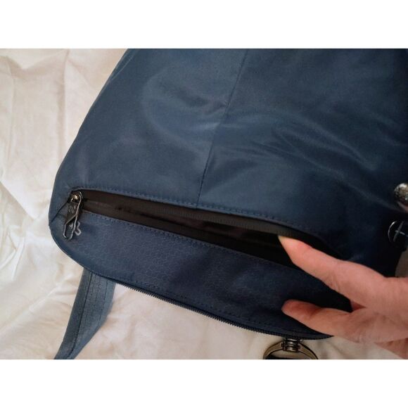 NWT Travelon Anti-Theft Active Small Crossbody Teal 5-Point Anti-Theft Vacation - Picture 7 of 9